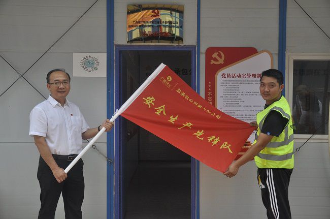 授旗现场。。。王瑾贞 摄（修图）.jpg