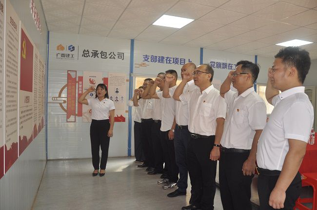 重温入党誓词。。。王瑾贞 摄（修图）.jpg