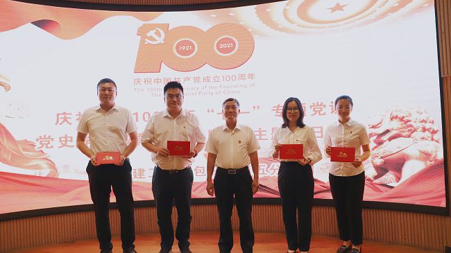 赠予政治生日贺卡合影。。。。。。卢勤 摄（修图）.jpg