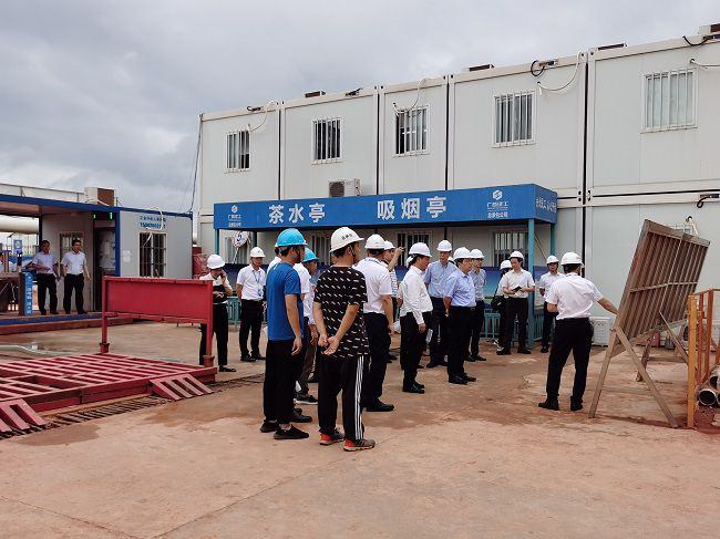 孙大光在听取项目情形汇报。。。。。。祁建强 摄（修图）.jpg