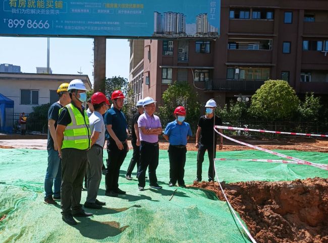 1刘涛（右三）在项目现场调研。。。。蔡淑萍 摄（原图）.jpg