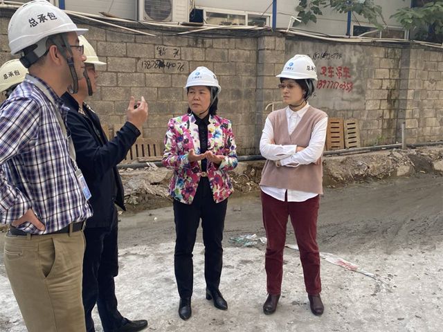 骆春燕在项目检查指导。。。。。商秋劲 摄（修图).jpg