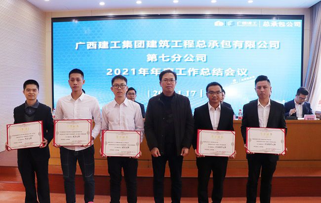 陈祖训为获奖职工揭晓证书。。。周煜川 摄（修图）.jpg