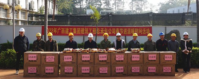 （修图）与一线工人合影。。谢微旋 摄.jpg