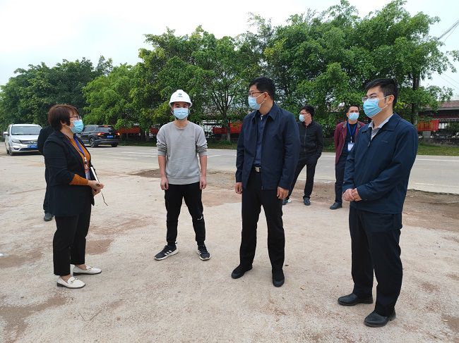 秦义敏（右二）在项目视察指导事情。。。。梁凯 摄(修图）.jpg