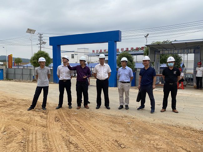 蔡桂全（右四）在项目检查。。。。廖益通 摄（修图）.jpg