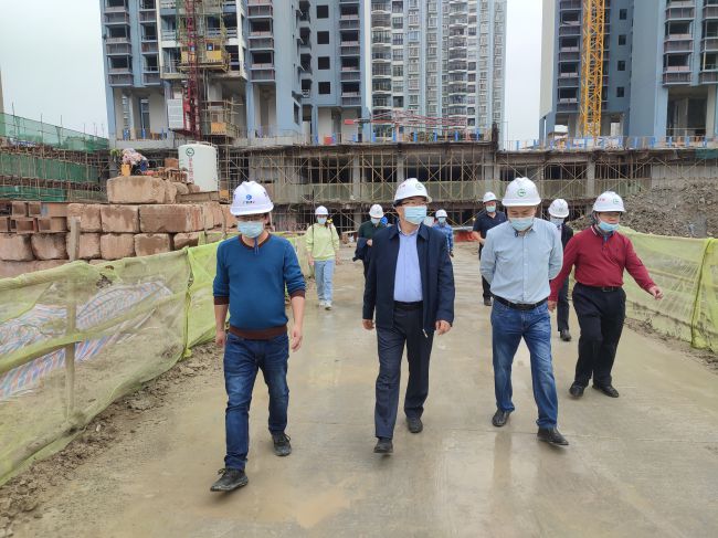 检查施工质量。。。梁观德 摄（修图）.jpg