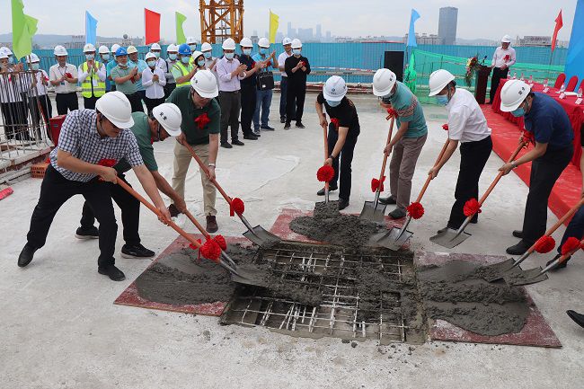 与在场嘉宾一同为封顶浇筑培土。。。。。周煜川 摄（修图）.jpg