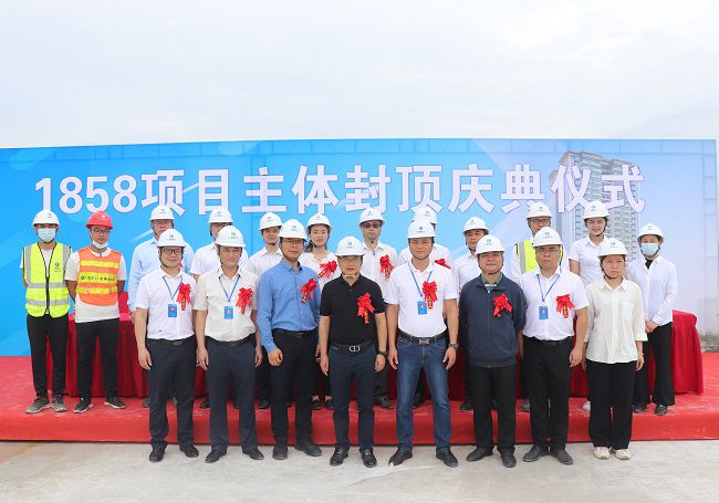 邓少新与在场职工合影留念。。。。。周煜川 摄（修图）.jpg