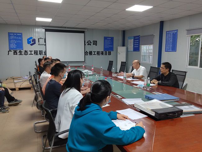 陆烜在项目指导事情。。。。潘敏宽 摄（修图000）.jpg