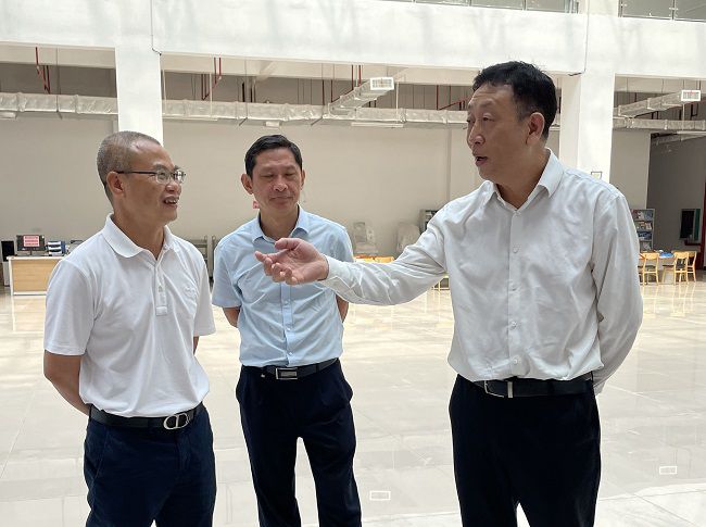 谢瑾瑜（右一）检查现场。。。。。ㄐ尥迹.jpg