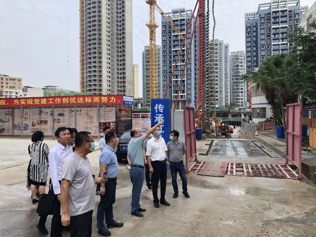 检查施工现场。。龚媚媚 摄（修图）.jpg