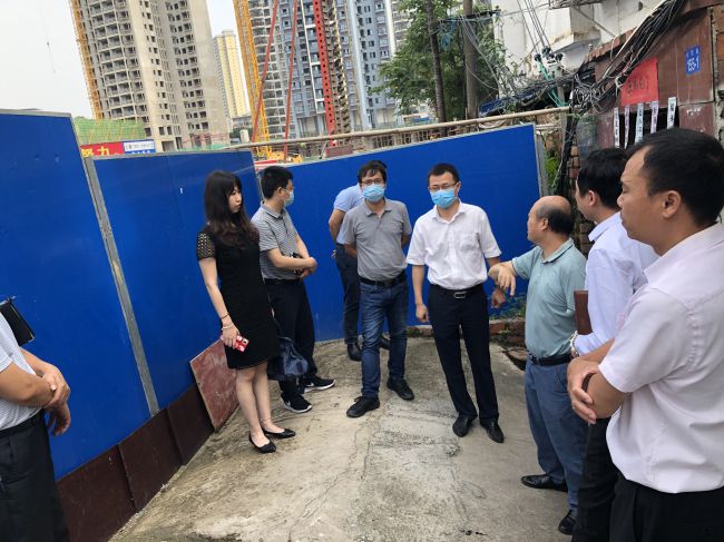 走访周边群众。。龚媚媚 摄（修图）.jpg