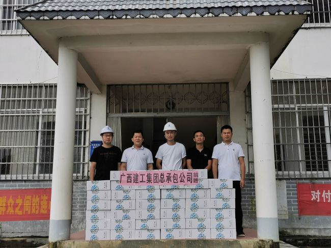 捐赠抗灾物资。。谭山泉 摄（修图）.jpg