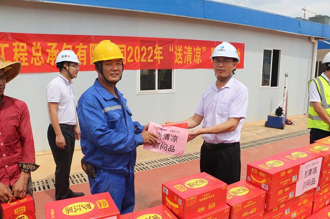 发放慰问品。。张钊林 摄（修图）.jpg