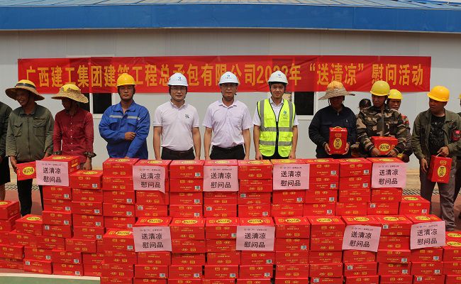 与农名工代表合影留念。。张钊林 摄（修图）.jpg