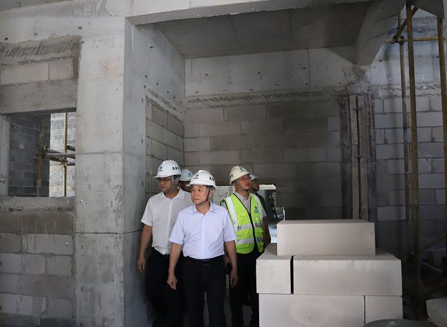 张强在项目现场。。杨钰 摄（修图）.jpg