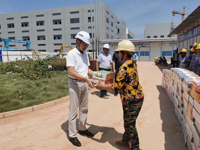 发放慰问品。。。。。王瑾贞 摄（修图）.jpg