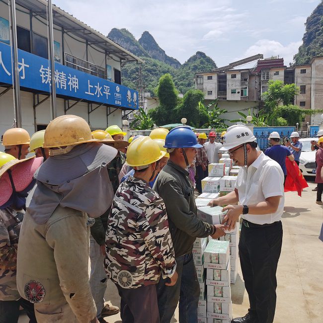 发放慰问品。。。。。。陈享 摄（修图）.jpg