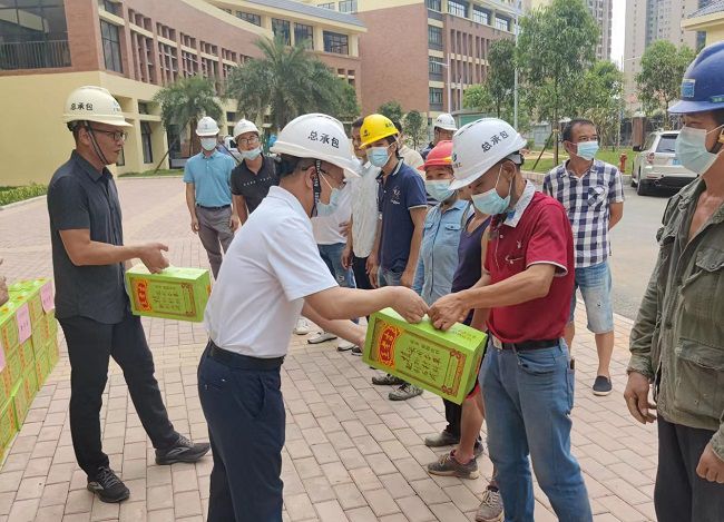 发放慰问品。。。。。彭永彬 摄（修图）.jpg