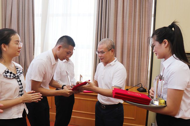 邓少新为获奖职工颁奖。。。。。周煜川 摄（修图）.jpg