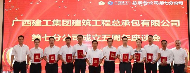 邓少新与获奖职工合影。。。。。周煜川 摄（修图）.jpg