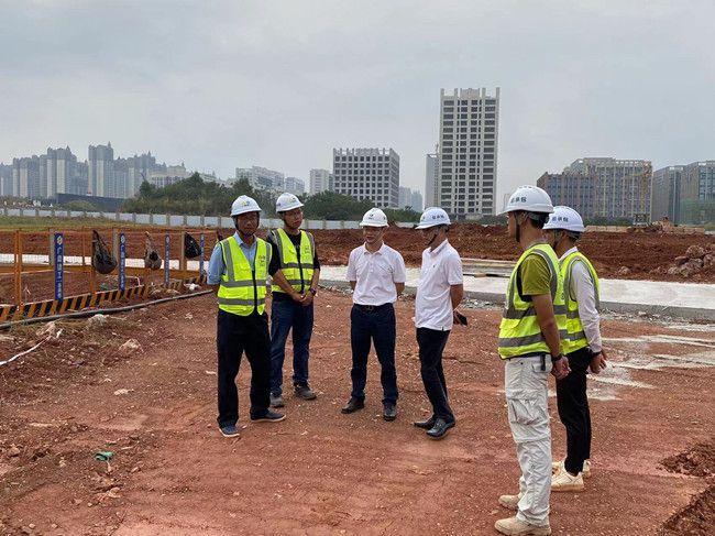 邓少新视察施工现场。。。。。冼祖聪摄（修图）.jpg