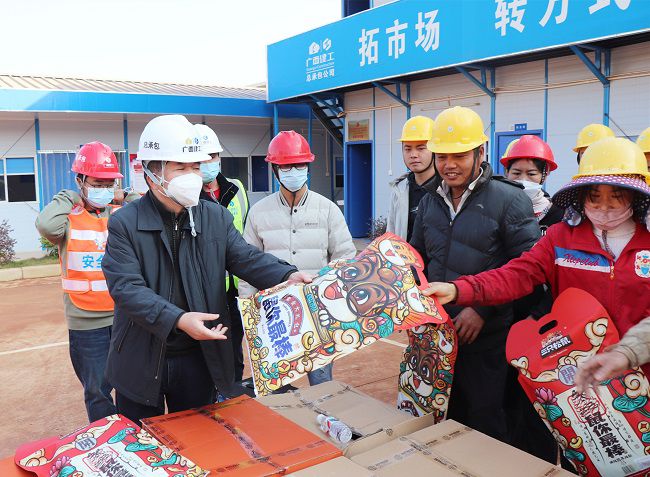 发放慰问品。。。。周煜川 摄（修图）.jpg