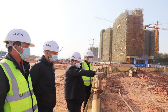 岑廷义在施工现场安排下一阶段要务。。。。周煜川 摄（图）(2).jpg