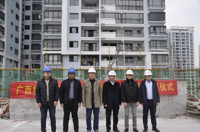 加入封顶仪式的相关向导合影。。王瑾贞 摄（修图）.jpg