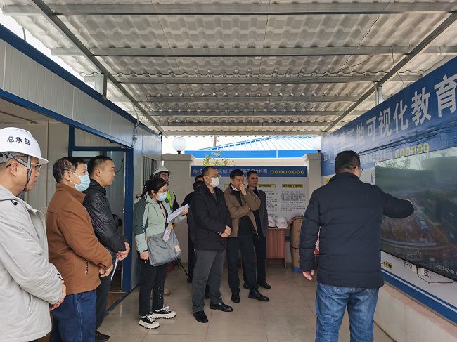 听取项目情形汇报。。。。。。彭强 摄（修图）.jpg