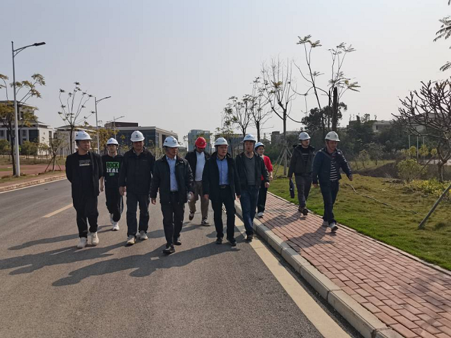 曾劲松审查项目现场。。。。。。邓高越 摄（修图）.png