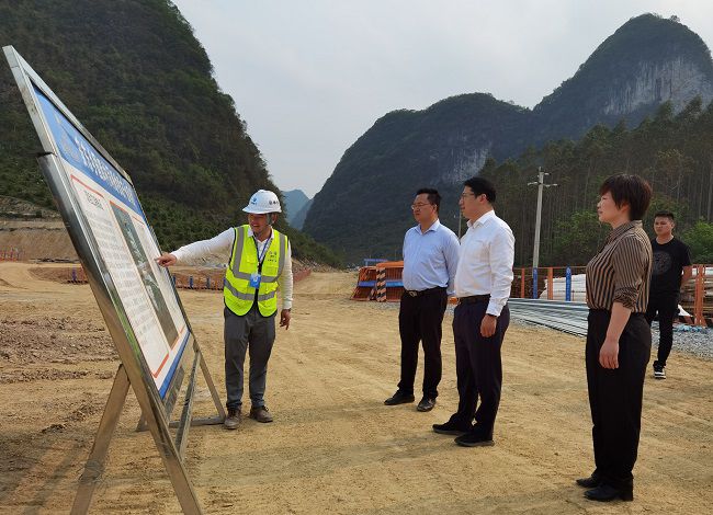 听取事情汇报。。。江家兵 摄（修图）.jpg