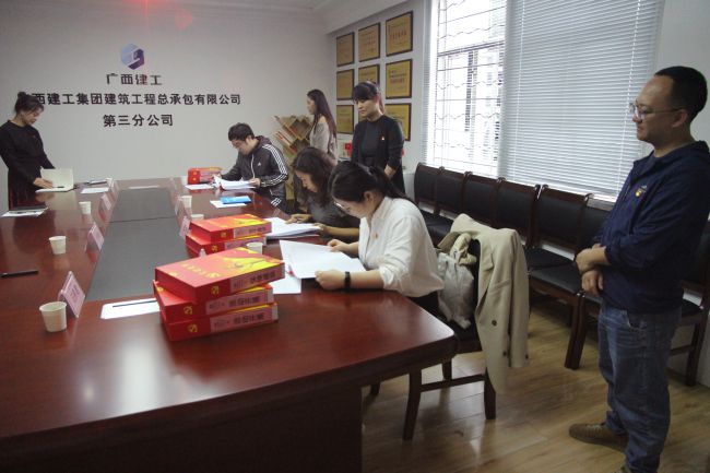 检查资料现场。。。。梁红玉 摄（修图）.jpg