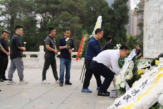 敬献白菊。。。。林成斌 摄（修图）.jpg