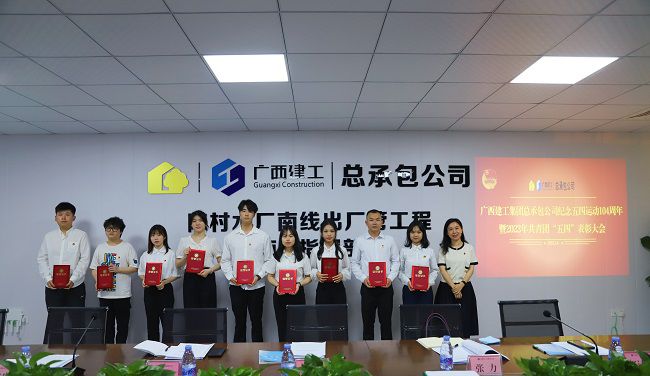 2优异共青团员颁奖。。林成斌 摄（原图） (2)000.jpg