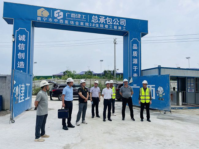 邓少新深入施工现场。。。。。苏卫传 摄（原000图000000000000000）.jpg