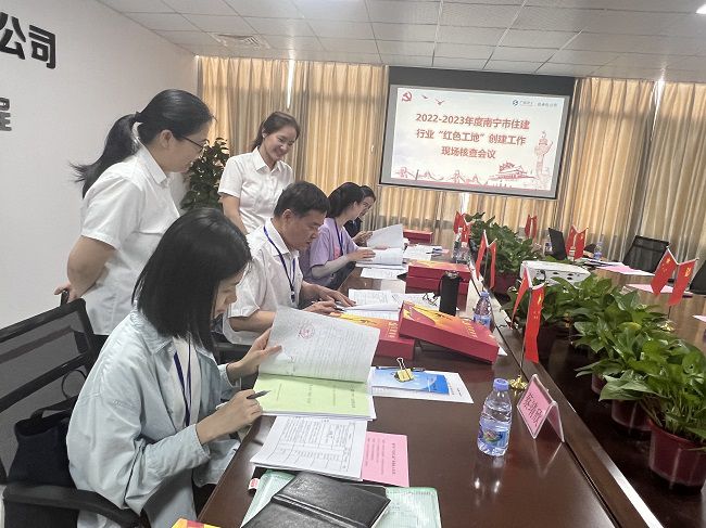 审查党建资料。。。卢丽君 摄（修图）.jpg