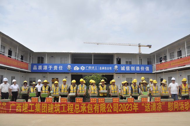 “送清凉”慰问活动合影。。。。。王瑾贞 摄（修图）.jpg