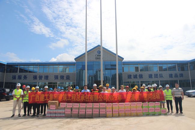 加入活感职员合影。。。。。。梁红玉 摄（修图）.jpg