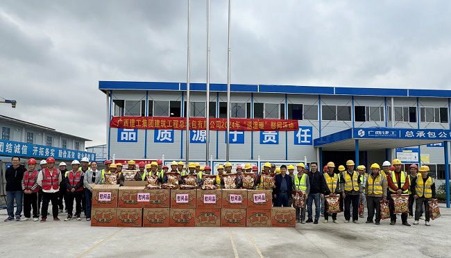 “送温暖”慰问活动合影。。韦艳雷 摄（修图）.jpg