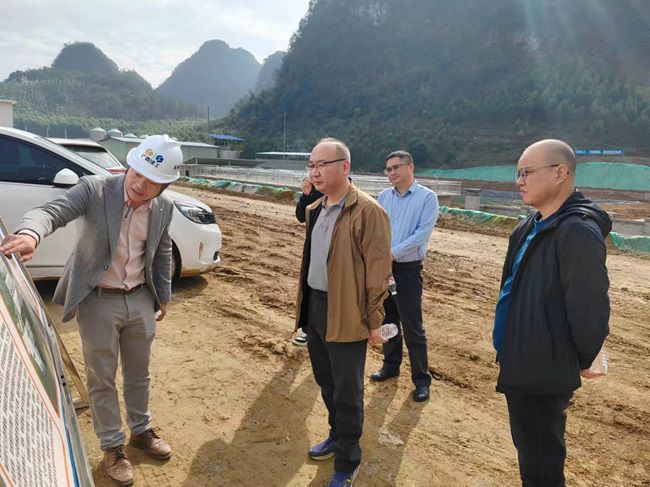 陆烜在安东乡项目现场听取汇报。。。。。。（修图）.jpg