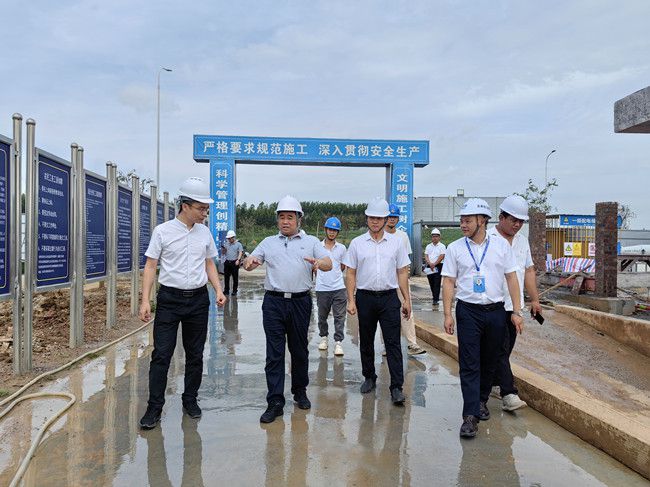 蓝海鹏在项目现场。。；；；撇由悖ㄐ尥迹.jpg