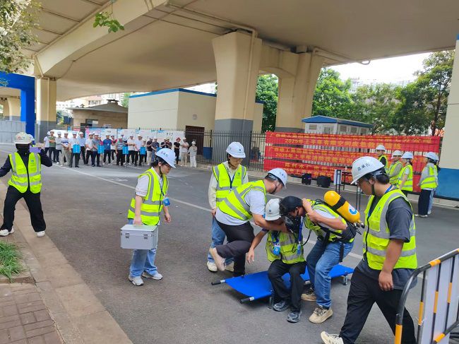 有限空间救援。。。。陆振官 摄（修图）.jpg