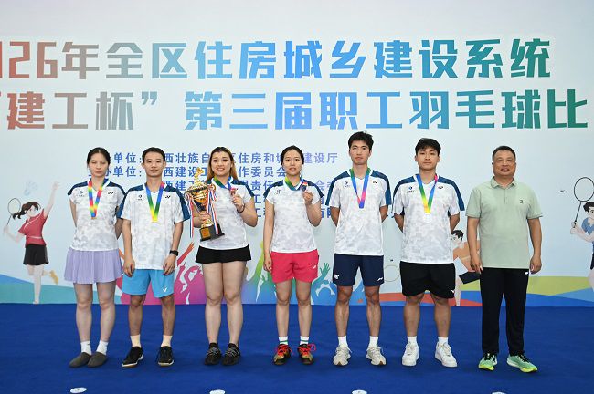1779153252899364.jpg 3喻俊明为冠军步队颁奖(修图).jpg
