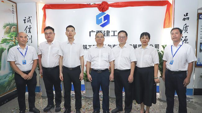 1782289262140055.jpg 公司向导班子和四分公司向导合影(修图版).jpg
